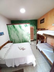 sypialnia z 2 łóżkami w pokoju w obiekcie Beleza Natural Pousada w mieście Morro de São Paulo