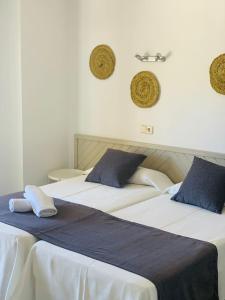 Postel nebo postele na pokoji v ubytování Hotel LLITERAS