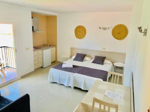Postel nebo postele na pokoji v ubytování Hotel LLITERAS