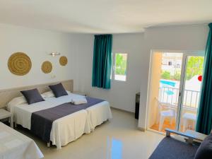 Postel nebo postele na pokoji v ubytování Hotel LLITERAS