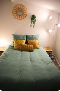 Llit o llits en una habitació de Joli apartment proche du centre-ville