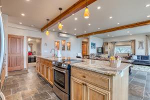 Una cocina con gabinetes de madera y encimera. en Land of the Sea Luxury, en Cloverdale