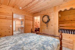 Un dormitorio con una cama en una habitación con paredes de madera. en Land of the Sea Luxury, en Cloverdale