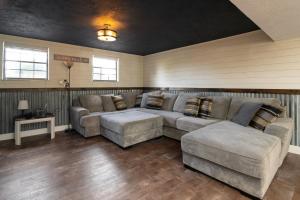 ein großes Wohnzimmer mit Couch und Tisch in der Unterkunft Sleeps 12, Wooded Lot, Near Ark, Great for Family in Williamstown