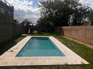a small swimming pool in a yard next to a fence at Quinta Mitre in San Nicolás de los Arroyos