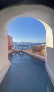 Bassein majutusasutuses Bubble Suite Santorini või selle lähedal