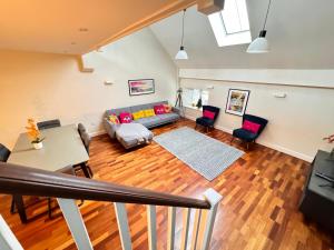 an overhead view of a living room with a couch and chairs at Spacious and Refreshing 3-4 Bed Stamford House! in Stamford