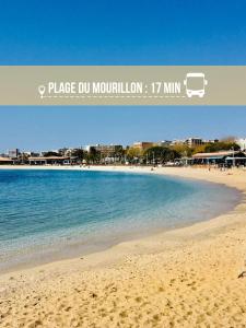 - une vue sur une plage avec des mots du montainillon min dans l'établissement L'Escale - Entre Mer et Marché, à Toulon