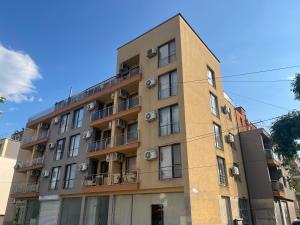 a tall building with windows and balconies on it at Апартамент Панорама in Hisarya