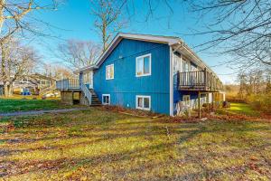 uma casa azul com um alpendre num quintal em Frazier Circle, Unit 1 em Oak Bluffs