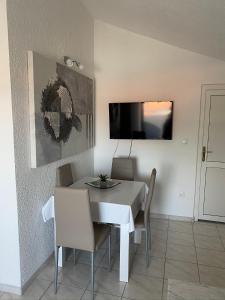 TV a/nebo společenská místnost v ubytování Apartmani Filip