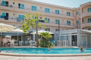 Bazén v ubytování Hotel LLITERAS nebo v jeho okolí