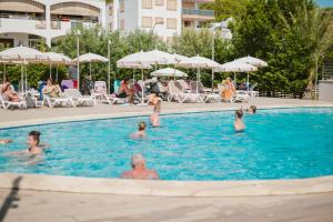 Bazén v ubytování Hotel LLITERAS nebo v jeho okolí