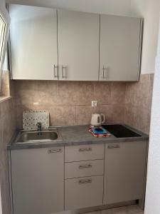 Kuchyň nebo kuchyňský kout v ubytování Apartmani Filip + 37 fotografií