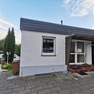 une maison blanche avec une fenêtre et un toit dans l'établissement Haus am ruhige Lage in Langscheid Nähe sorpesee, à Melschede