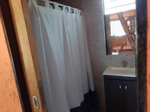 bagno con tenda da doccia bianca e lavandino di Cabana Alpina en La Granja a La Granja