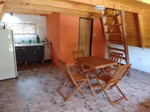 una cucina con tavolo, sedie e scala di Cabana Alpina en La Granja a La Granja