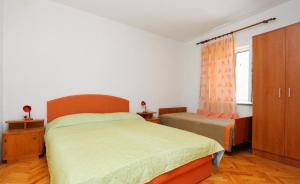 a bedroom with two beds and a window at Apartments Aurora Adriatica in Brist