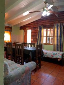 - une salle à manger avec une table et des chaises dans l'établissement El Camino Viejo Cabañas, à Villa General Belgrano