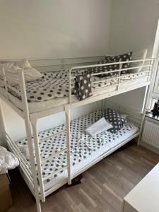 a room with two bunk beds in a room at Ny lgh i Varberg, 80 kvm, 4 rum in Varberg