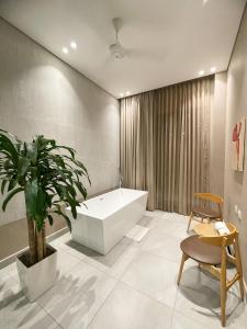 Koupelna v ubytování FR Hotel + 37 fotografií