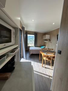 Zimmer mit einem Bett und einem Esszimmer mit einem Tisch in der Unterkunft La parenthèse de Sully in Saint-Péray
