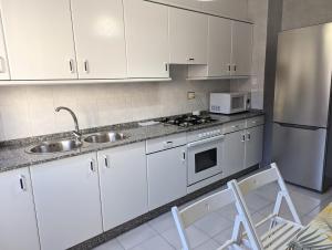 Kuchyň nebo kuchyňský kout v ubytování Apartamentos Turísticos Guillermo
