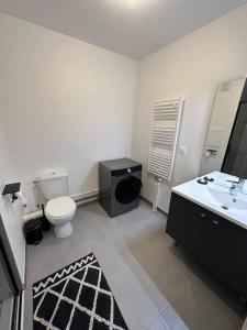 uma casa de banho com um WC e um lavatório em Appartement cosy em Meaux