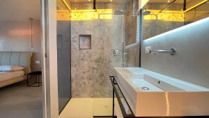 uma casa de banho com um lavatório e um chuveiro em Mediceo 42 em Pisa