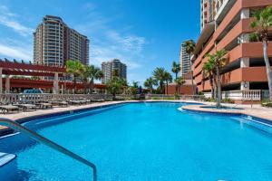 una piscina en un hotel con sillas y edificios en Portofino Island P4-605, en Pensacola Beach
