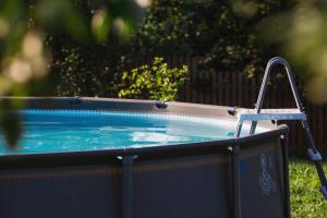 a hot tub sitting in the grass in a yard at Urlaubsglück Familien- & Hunde-Paradies in Rankwitz