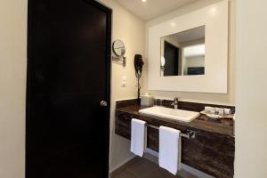 un bagno con lavandino e specchio di Allegro Playacar - All Inclusive Resort a Playa del Carmen