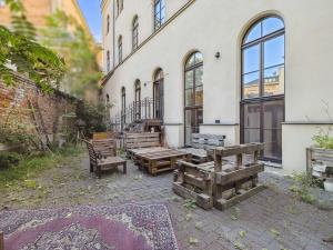 a group of benches sitting outside of a building at Cityloft Gold - Zentrum / 105qm / inkl. Parkplatz / Netflix in Leipzig