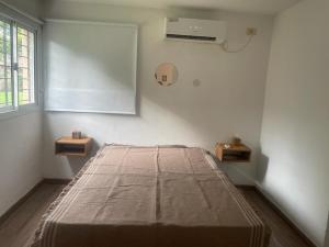 1 dormitorio con 1 cama grande y ventilador en LO DE TIN en Yerba Buena