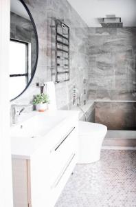 een badkamer met een witte wastafel en een spiegel bij Sweet Lancaster Apt. B in Lancaster