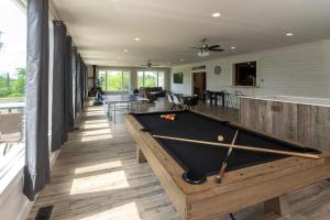 Biliár nebo kulečník v ubytování 80 Acre Retreat with Pool - Minutes to Ark - Sleeps 15