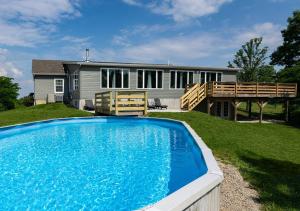 - une piscine en face d'une maison dans l'établissement 80 Acre Retreat with Pool - Minutes to Ark - Sleeps 15, à Williamstown