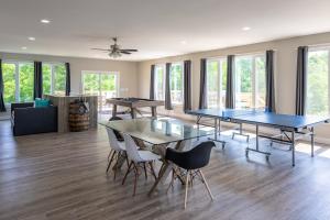 sala de estar con 2 mesas de ping pong y sillas en 80 Acre Retreat with Pool - Minutes to Ark - Sleeps 15, en Williamstown