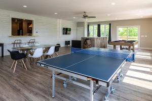 Stolní tenis v ubytování 80 Acre Retreat with Pool - Minutes to Ark - Sleeps 15 nebo okolí