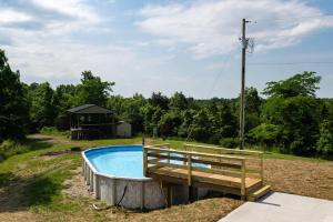 Bazén v ubytování 80 Acre Retreat with Pool - Minutes to Ark - Sleeps 15 nebo v jeho okolí