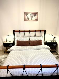 イグメニツァにあるS&A Modern Apartmentのベッドルーム1室(大型ベッド1台、サイドテーブル2台付)