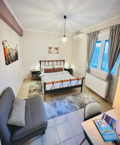een woonkamer met een bed en een bank bij S&A Modern Apartment in Igoumenitsa