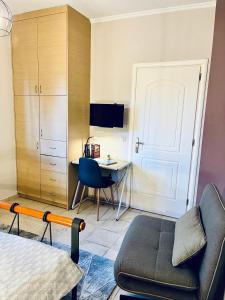 sypialnia z łóżkiem, biurkiem i krzesłem w obiekcie S&A Modern Apartment w mieście Igoumenitsa