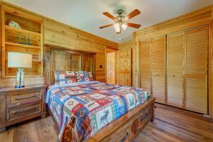 Giường trong phòng chung tại Adirondack Alpine Cabin with Hot Tub, Near Whiteface, Lake Placid, Game Rm, Fenced Yard, Views