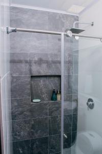 W łazience znajduje się prysznic ze szklanymi drzwiami. w obiekcie Hermosa Casa en Girardot con Piscina Privada w mieście Girardot