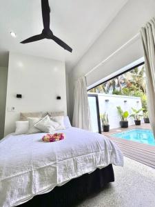 เตียงในห้องที่ Taputu House Luxury Oasis