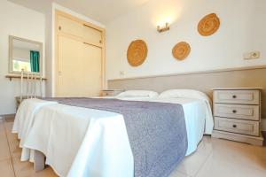 Postel nebo postele na pokoji v ubytování Hotel LLITERAS