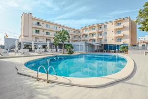 Bazén v ubytování Hotel LLITERAS nebo v jeho okolí