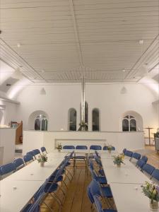 una grande sala conferenze con un lungo tavolo e sedie blu di Afan Forest BunkHouse-Fantastic 6 Rooms -Sleeps 23 a Glyncorrwg