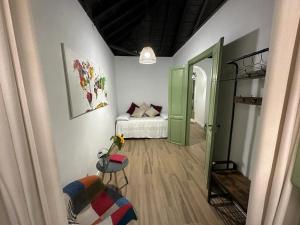 Habitación con cama y habitación con mesa en Casa Damiana, en Tazacorte